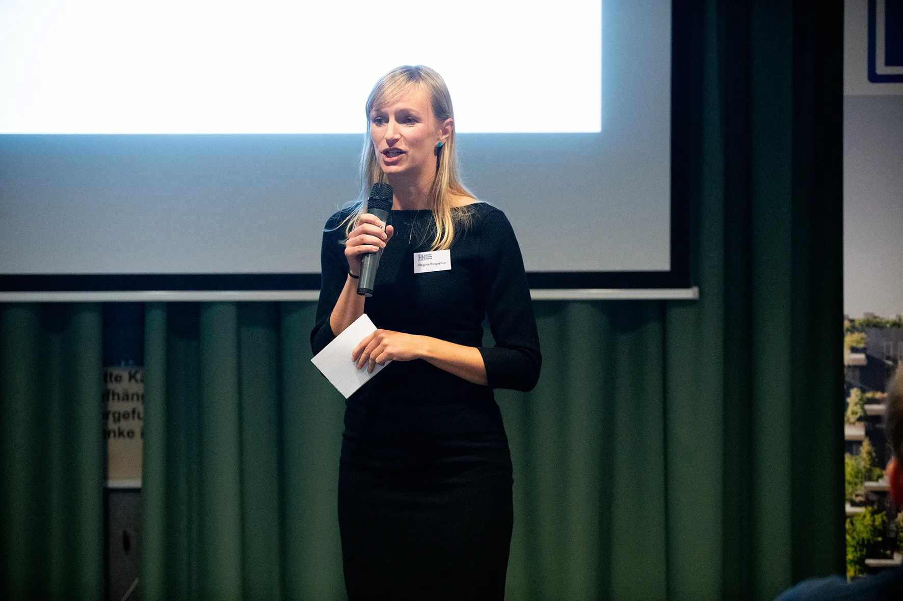 Regina Fingerhut bei der Moderation von Events und Konferenzen